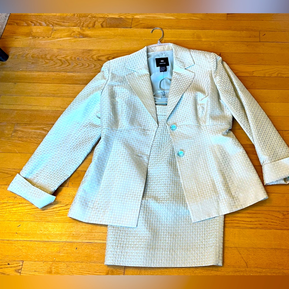 Beautiful spring suit (jacket and skirt), perfect condition, Size 6.